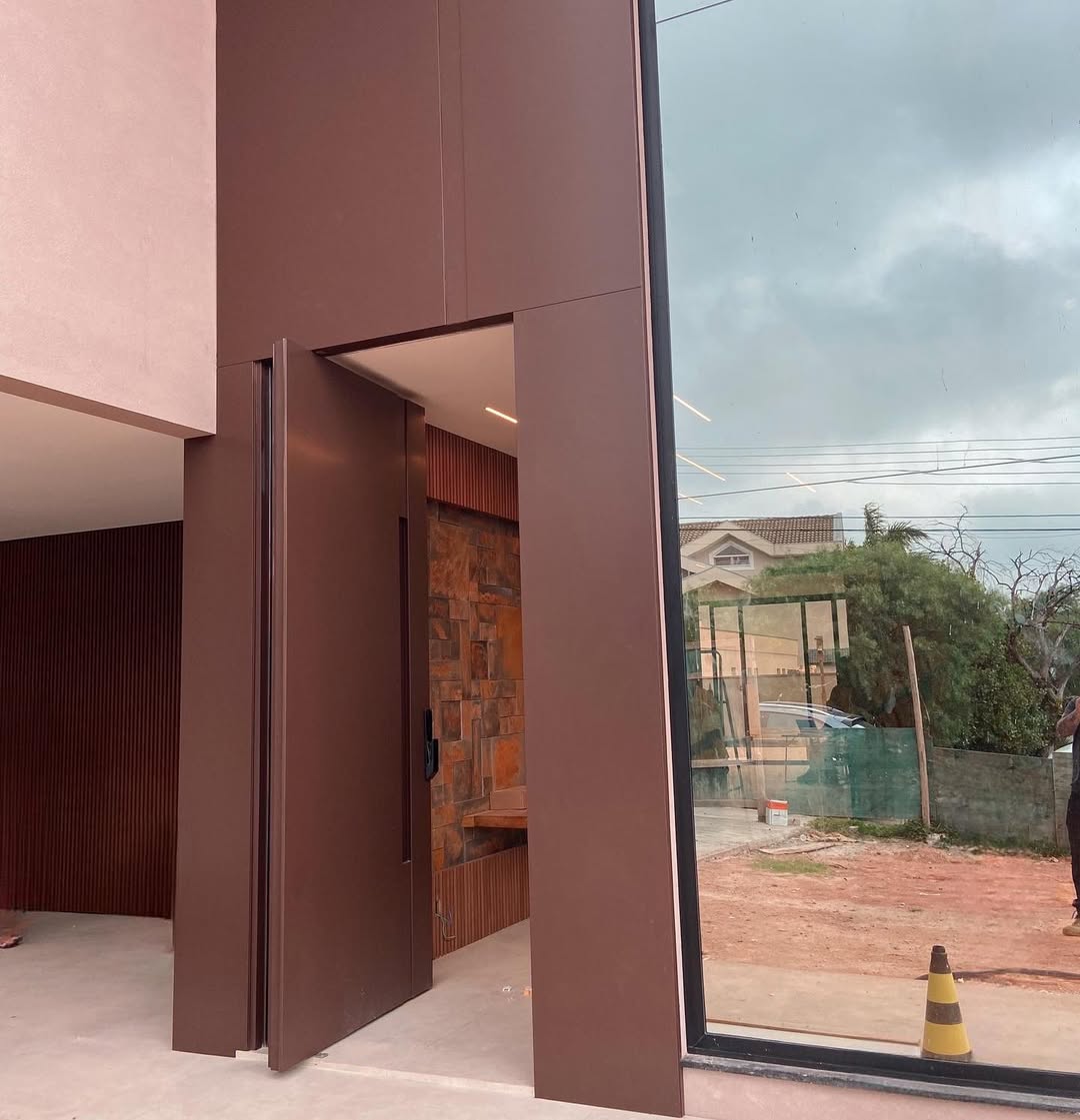 Porta em ACM, aço cortem com puxador cava.Em busca da porta de entrada perfeita Conheça nossas